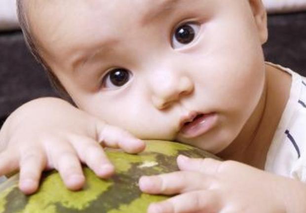 隔夜西瓜吃了娃发烧持续38度,小孩子吃西瓜会引起高烧吗