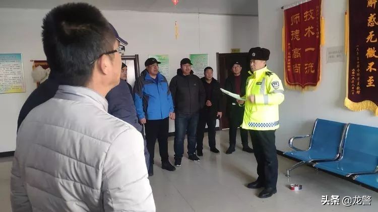 交警走进驾校开展交通安全宣传,驾校驾驶员道路交通安全培训