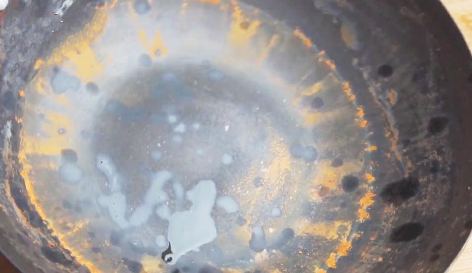 家用怎样做铁锅才能永远不生锈,生锈的铁锅别扔了学会这个小窍门