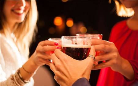 一喝酒就上脸是酒精过敏吗,怎么判断是喝酒上脸还是酒量不好