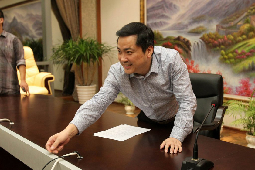 温州小伙，卖眼镜赚10亿，却欠债20亿，逃到美国又回来，为啥