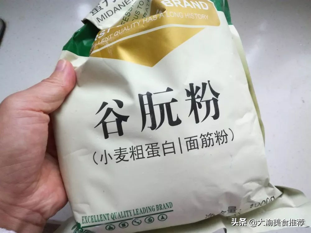 热门小吃摆摊烤面筋的做法,烤面筋也是很火爆的街边休闲小吃