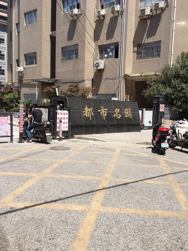 一路之隔房价相差8万多,一路之隔的房价相差几十万