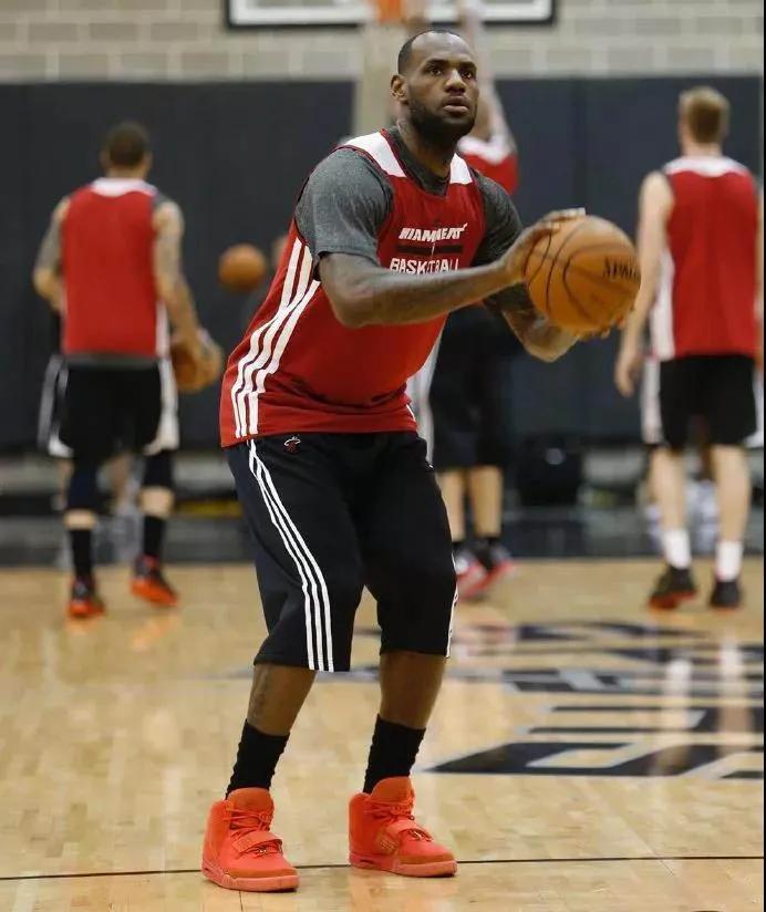 nikeairyeezy灰白真假对比,nikeairyeezy2回到未来