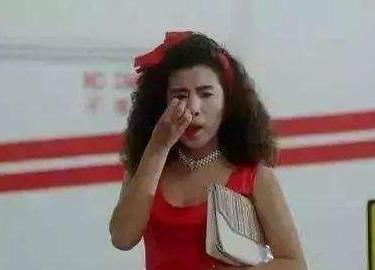 她被父亲嘲斗鸡眼，却因“丑角”一炮而红，曾公开怼周迅是小结巴