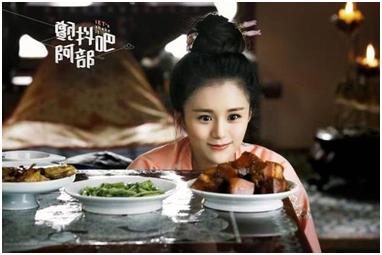 他爱上了自己的亲妹妹，不敢又不能，最后却爱得轰轰烈烈