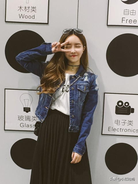 40岁女人减龄穿搭牛仔上衣加纱裙,牛仔外套配纱裙真好看