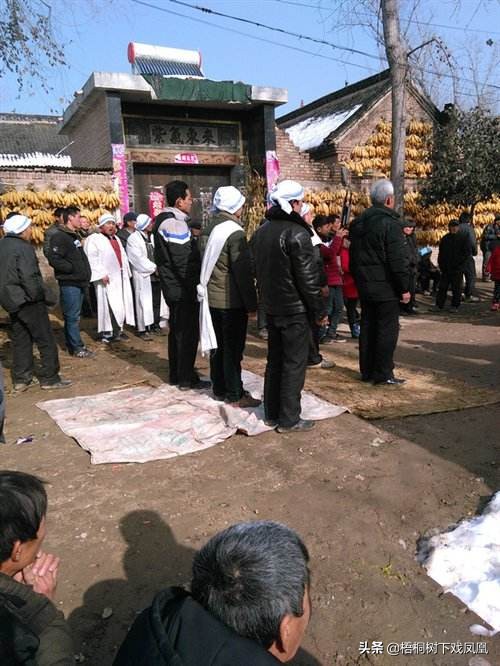 出殡的时候拿着一束花要紧么,出殡以后家门口放把刀