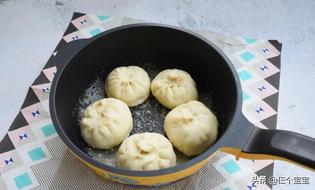 外酥里嫩满口汤汁的生煎包,外酥里嫩鲜香入味营养健康