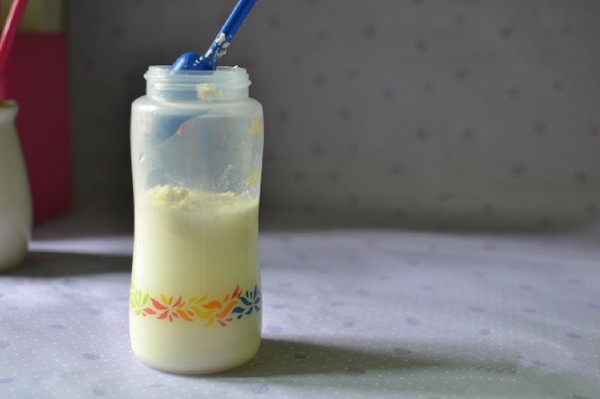 爱他美奶粉冲泡摇晃以后好多泡沫,冲完奶粉有泡泡是怎么回事