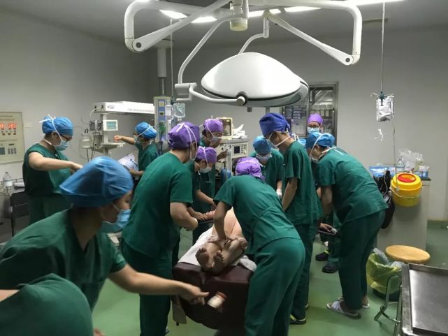 产妇羊水栓塞抢救,产妇羊水栓塞30名医生抢救27小时