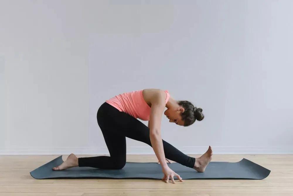 劈叉劈不下去练什么,劈叉胯不正怎么练