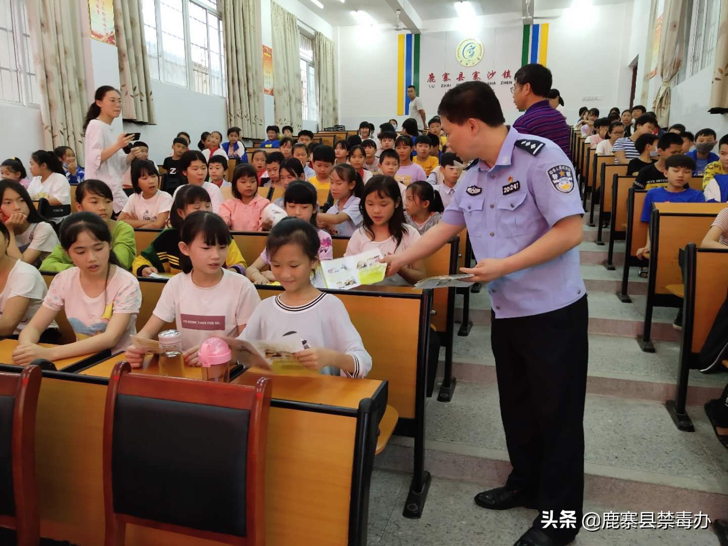 寨沙镇开展“6·1”禁毒法实施纪念日主题宣传教育活动