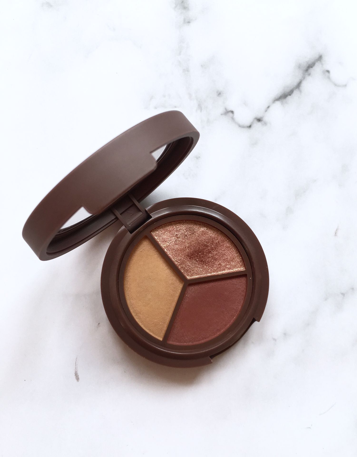 选眼影盘冷白皮,推荐一款好用的眼影盘