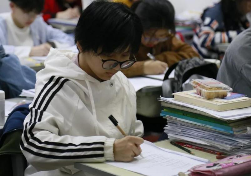 十年寒窗苦读竟抵不了一张国籍,十年苦读寒窗抵不过一纸国籍