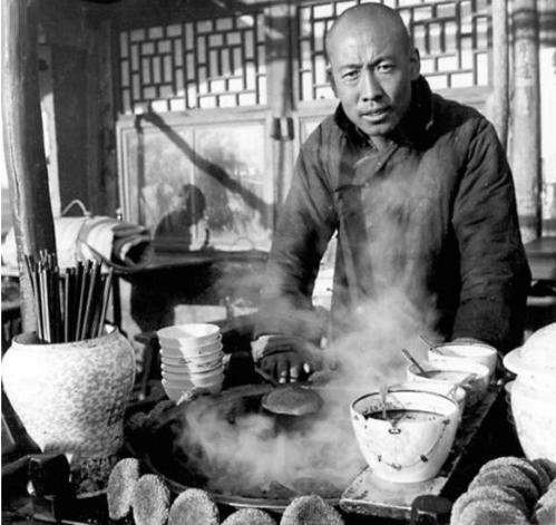 开国上将回故乡，看到警车封路并且隔开群众，怒问：耍什么排场？