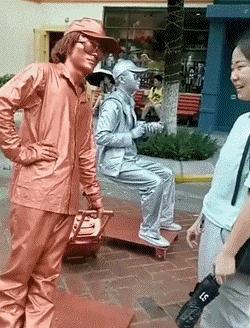 搞笑gif段子：这伴娘真胆肥呀，居然还敢这样堵门