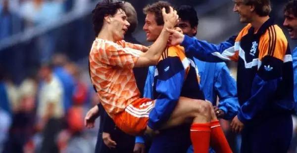 足坛最伟大的9号,足坛历史封神榜范巴斯滕