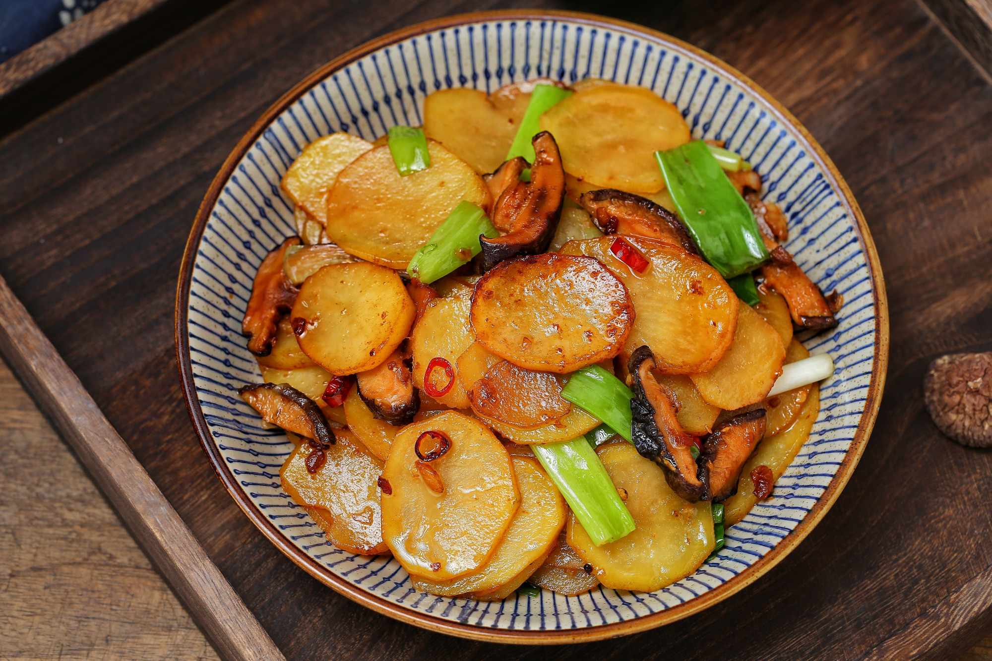 家常菜中的“扛把子”，不放肉也吃得喷香，简单快手就是太费米饭