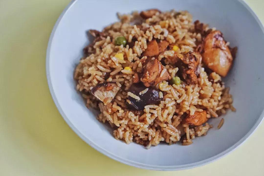 香菇板栗焖鸡学会后天天吃都不腻,简单易学的香菇鸡焖饭分享给大家