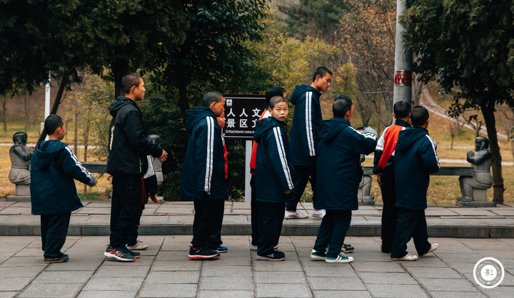 河南嵩山少林寺中心武校,有个很小的孩子在少林寺学武术