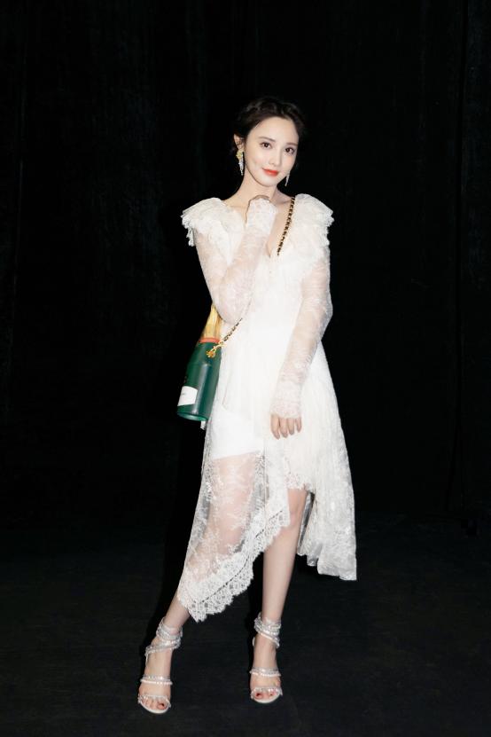 彭小苒红衣服搭配,彭小苒穿搭点评