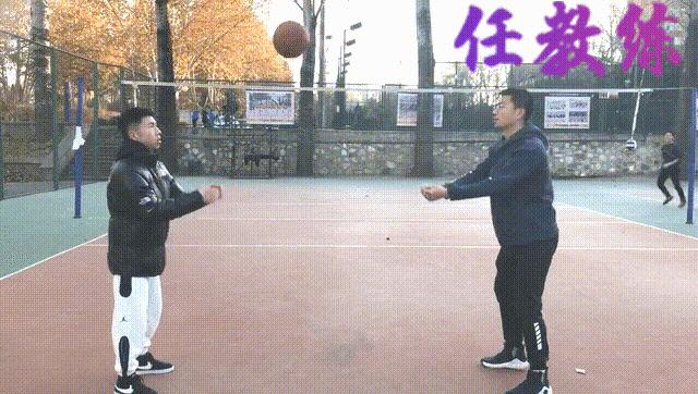 北京体育中考排球垫球技巧,中考排球垫球的正确姿势视频