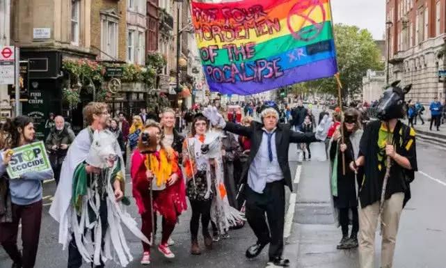 伦敦大混乱！*威示**者“血染”财政部，躺尸唐宁街，这是要上天？