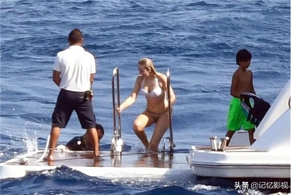 伊万卡穿泳衣竟然害羞了！躲在老公身后，超模身材强异母妹妹万倍