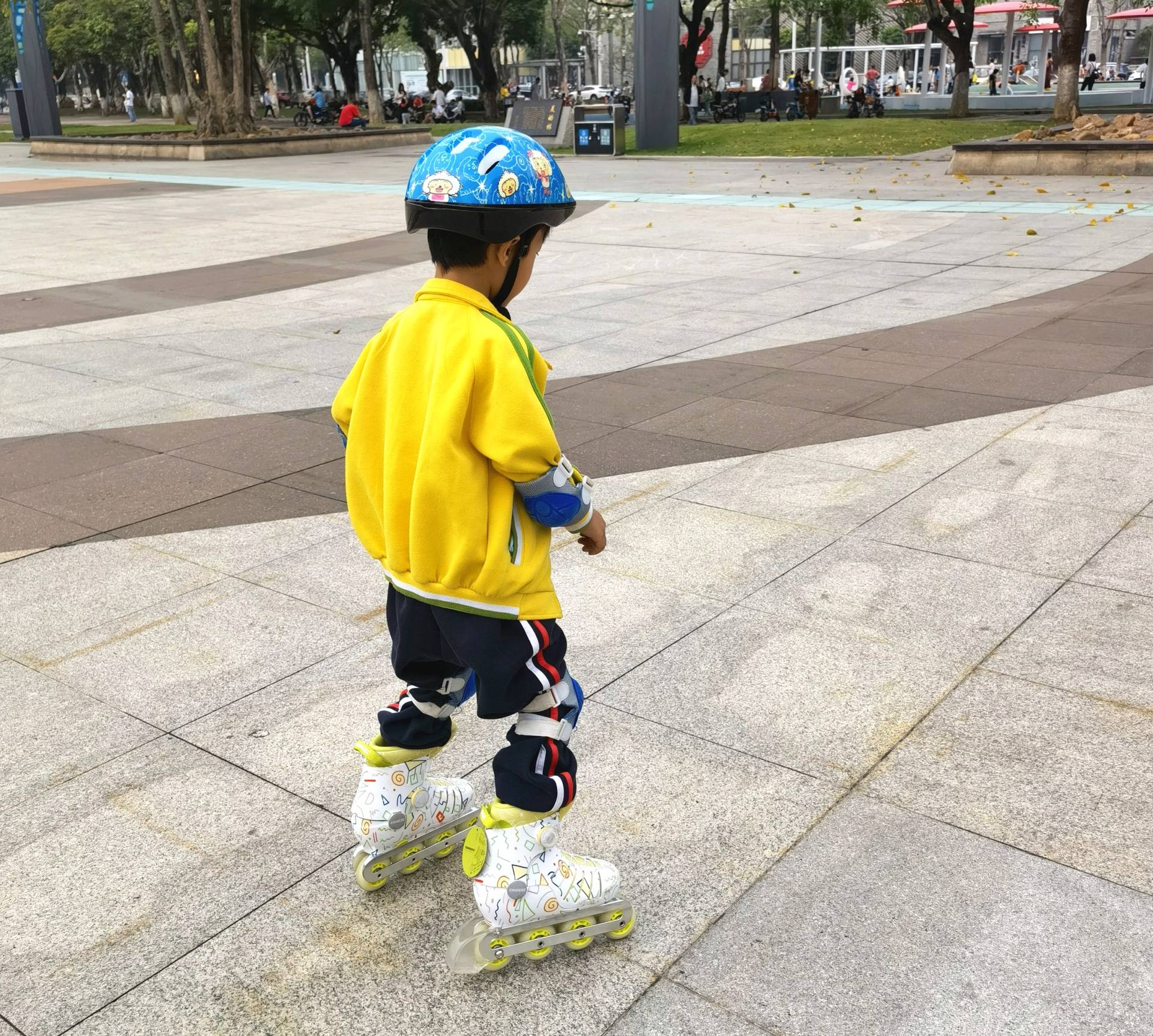 儿童轮滑鞋教学滑行,儿童滑轮滑鞋去哪儿滑