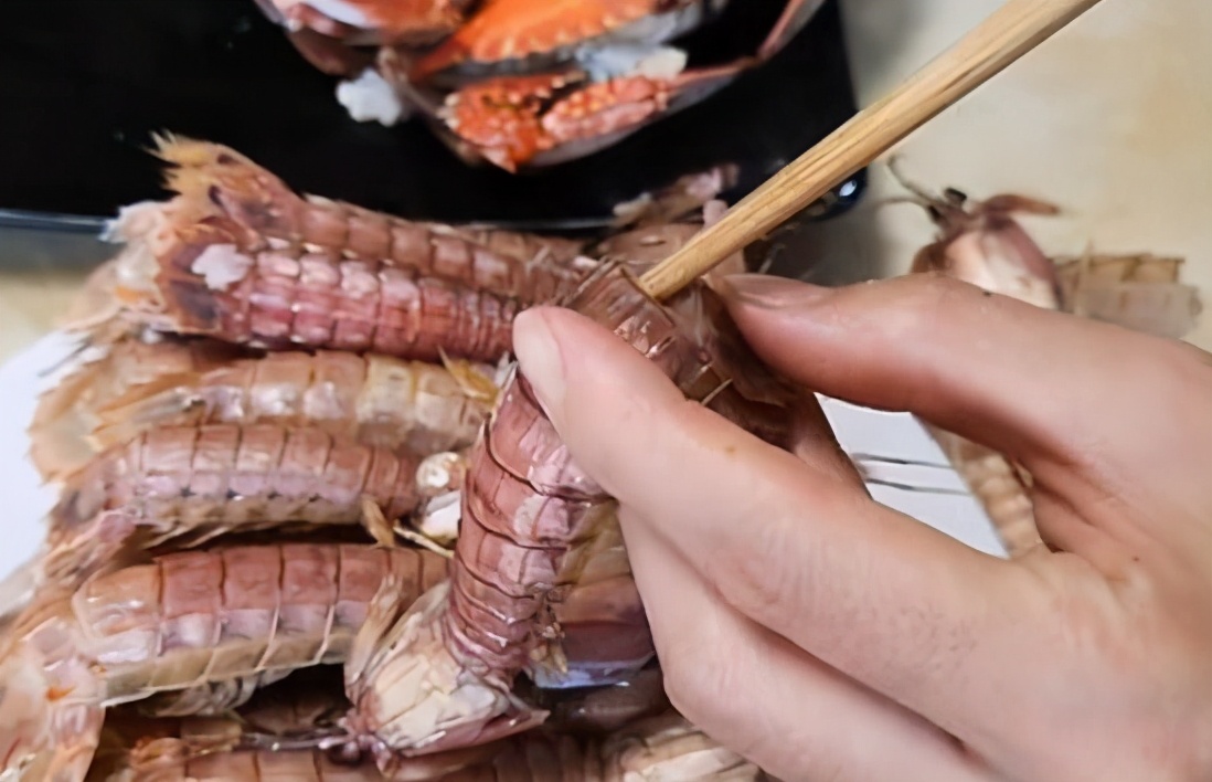 夏天海鲜皮皮虾吃起来快速剥壳,皮皮虾正确剥来吃的方法