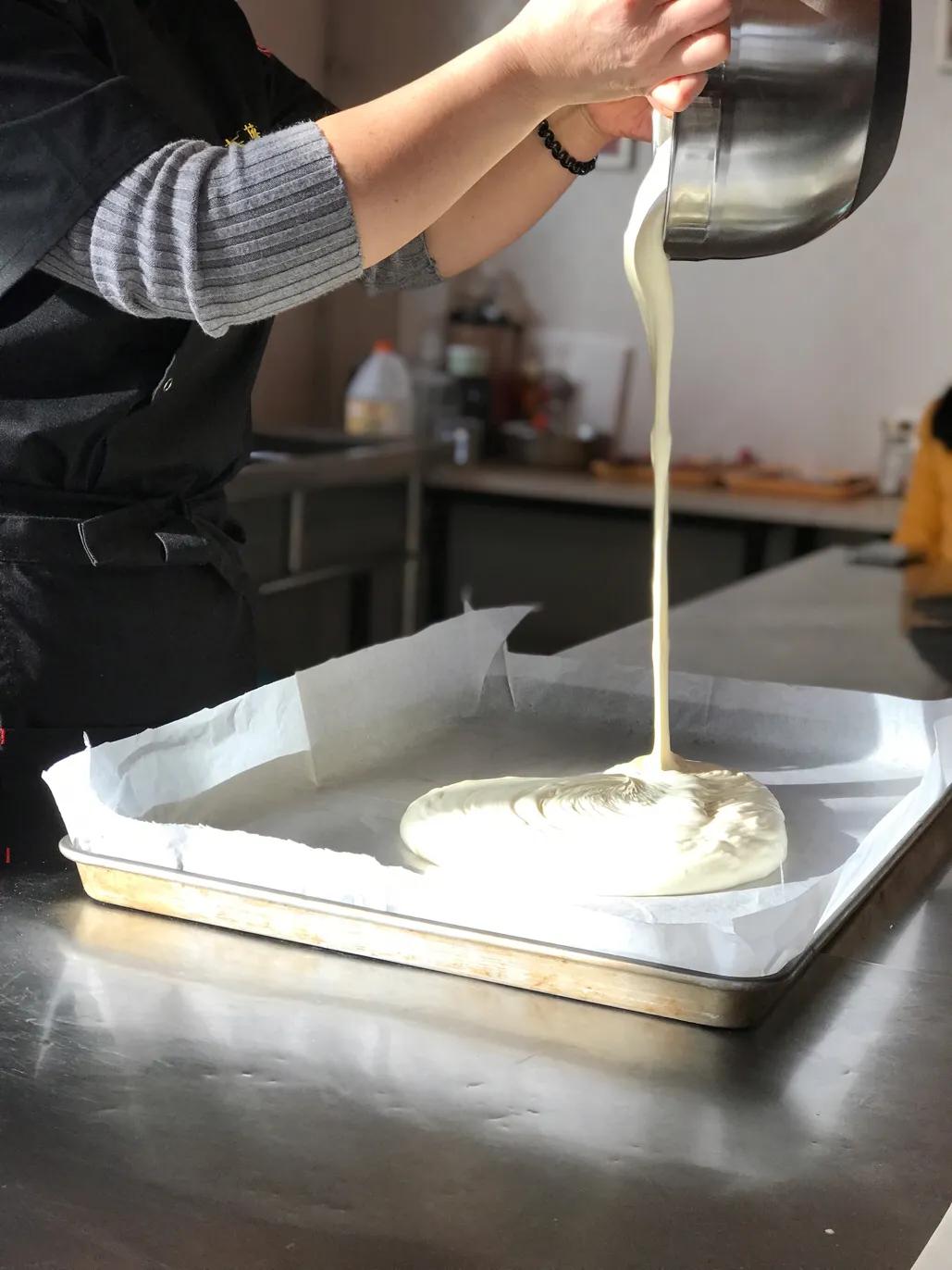 如何自制戚风蛋糕卷,草莓酱戚风蛋糕卷做法烤箱