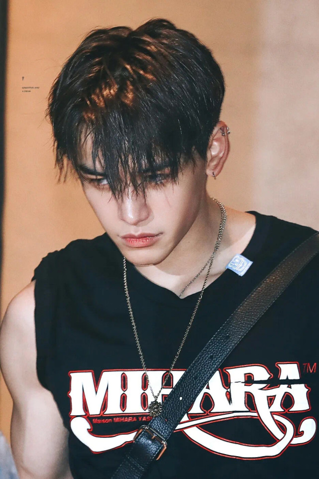 黄旭熙踢边伯贤膝盖视频,黄旭熙为什么要发微博道歉