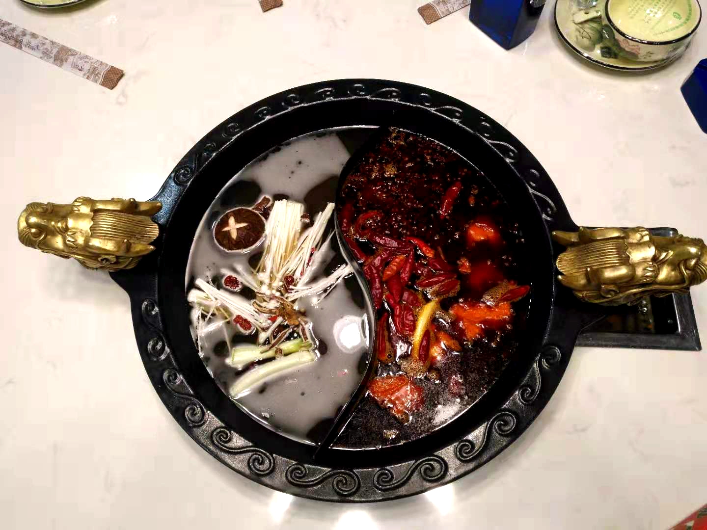 这家火锅店的锅上有俩老龙头，人家说，摸摸老龙头吃喝都不愁