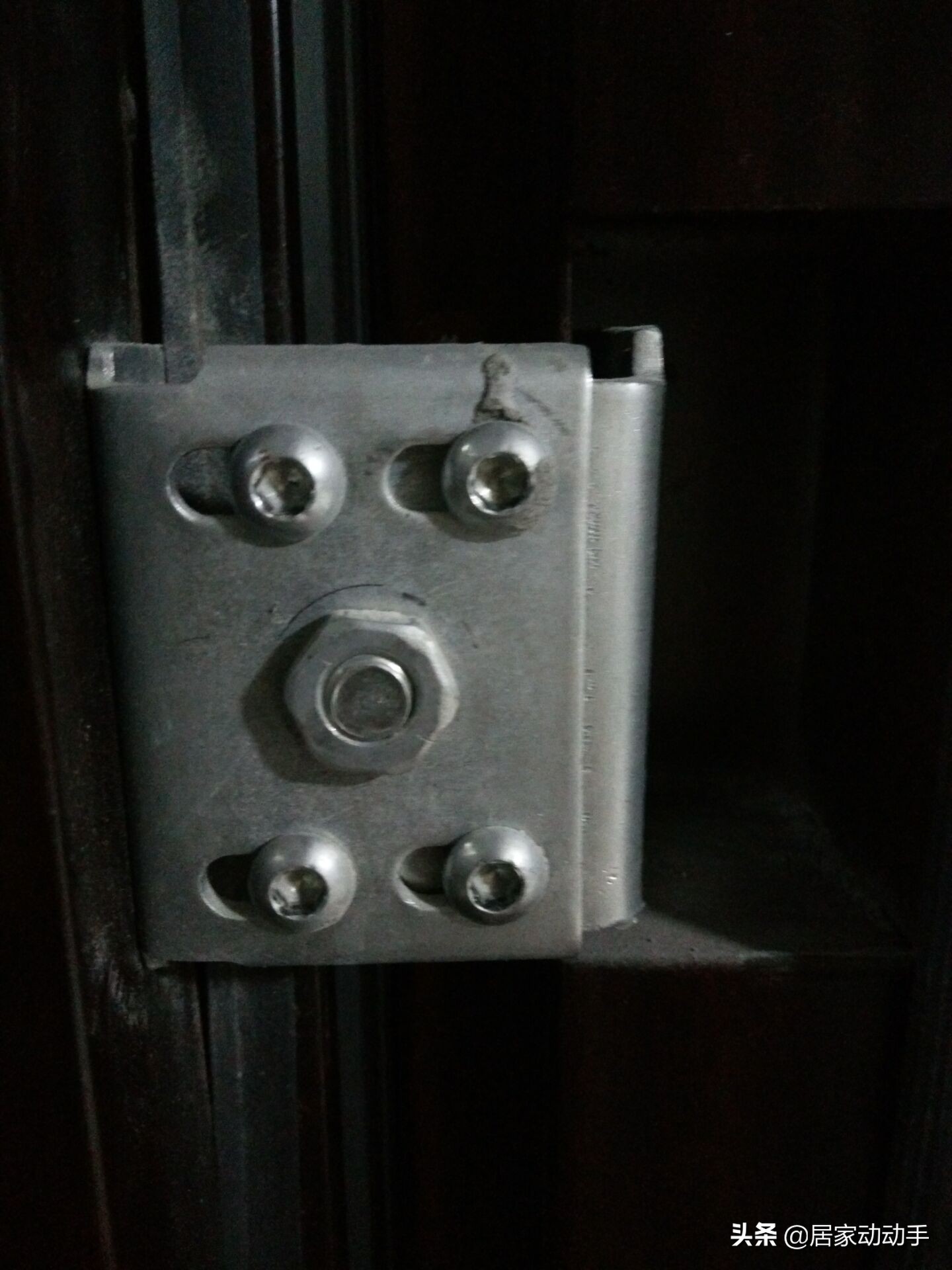 钥匙很用力才能打开门怎么处理,门钥匙开门费劲有什么办法