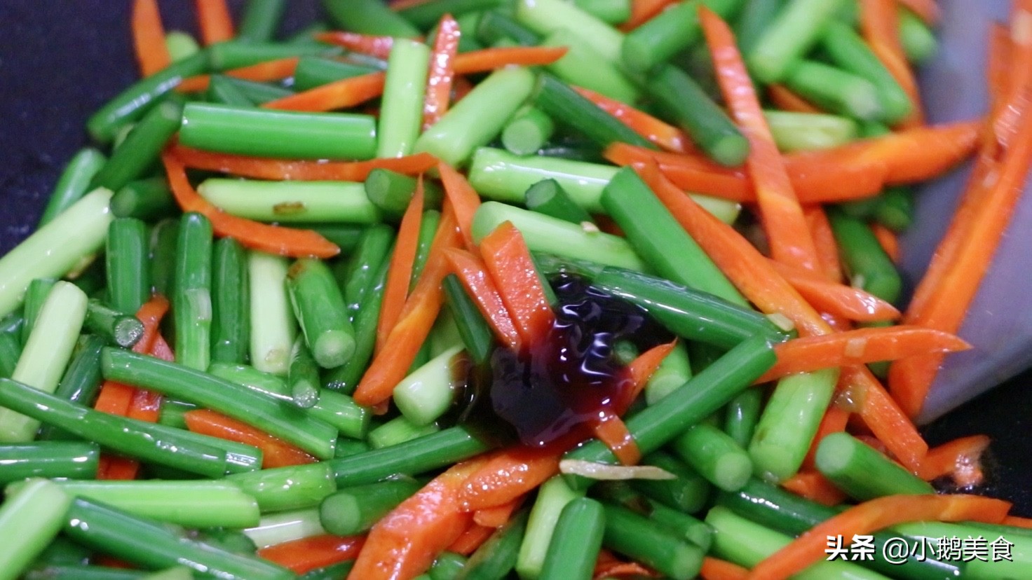 炒蒜苔时,最忌直接切直接炒,多加这2步,蒜薹又脆又嫩还入味