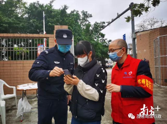 有人群内说“听说今晚降温”,当晚“空降”暖风机|“最美”网格员