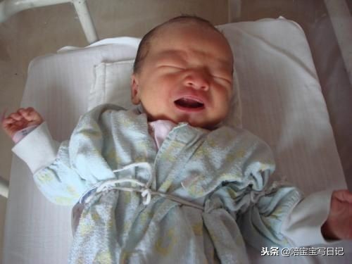 哭了不抱安抚可以吗,哭了不抱的育儿理论