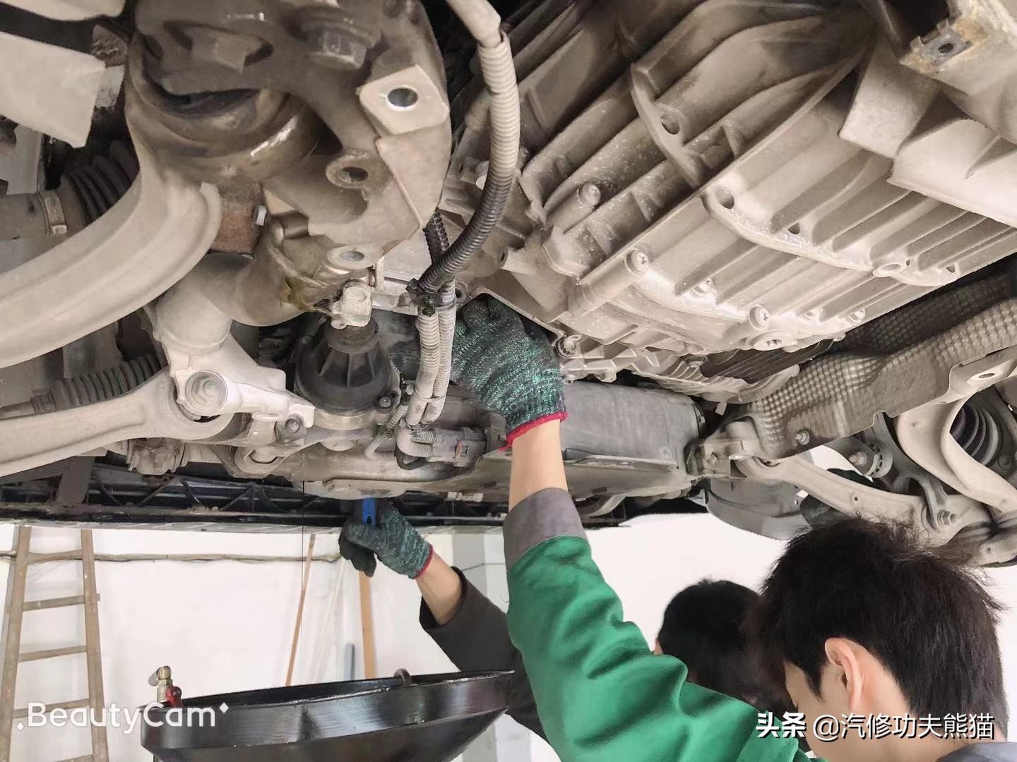 2013款奥迪a4l烧机油怎么解决,奥迪a4l突然全车无电是什么原因