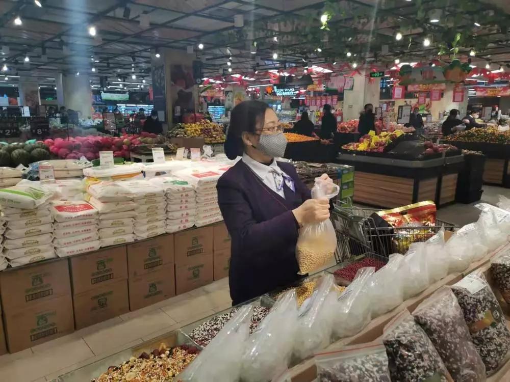 疫情无情人有情爱心蔬菜送一线,疫情无情人有情超市平价回馈顾客