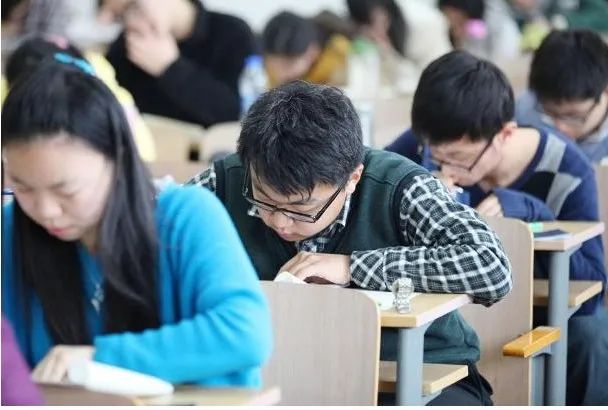 普通家庭不要迷恋公务员，低风险一定没有高回报