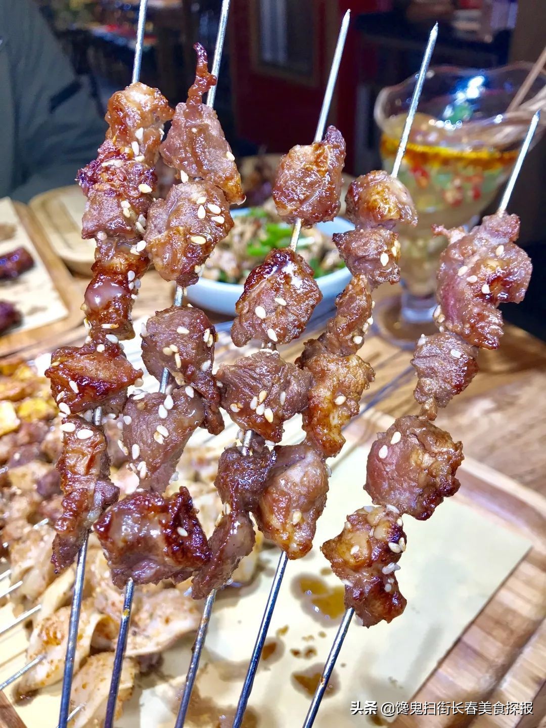 二道老厂区奇店。鹅的一切，全都炭火烤。烤鹅脖大锤抡