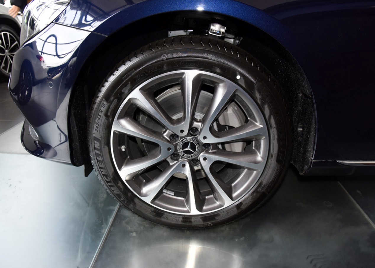 在网络端一直备受争议，在销售端却越卖越好的奔驰E，强势