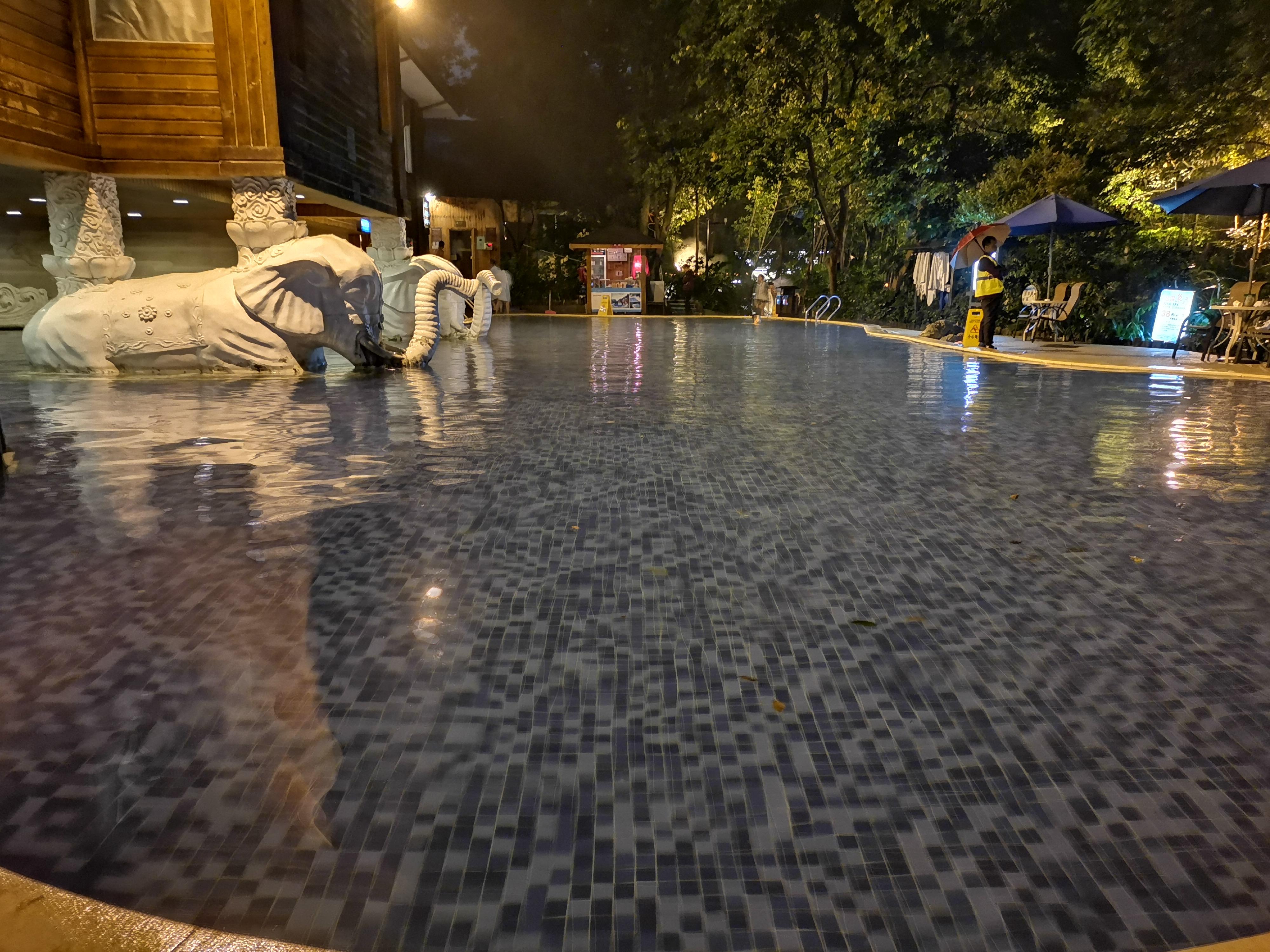 天气很热幼儿要玩水该怎么办,零下1度的气温孩子戏水