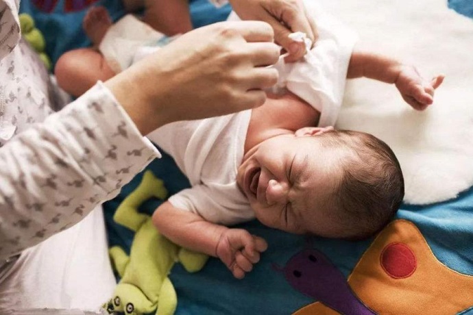 宝宝声嘶,一个多月宝宝哭闹不止声嘶力竭