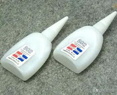 502胶水弄到漆面上怎么去除,502胶水滴到木板上怎么清除