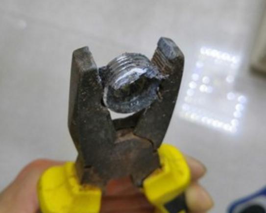 水龙头拧断了怎么办？老师傅教我一招，1分钟不到轻松取出断丝