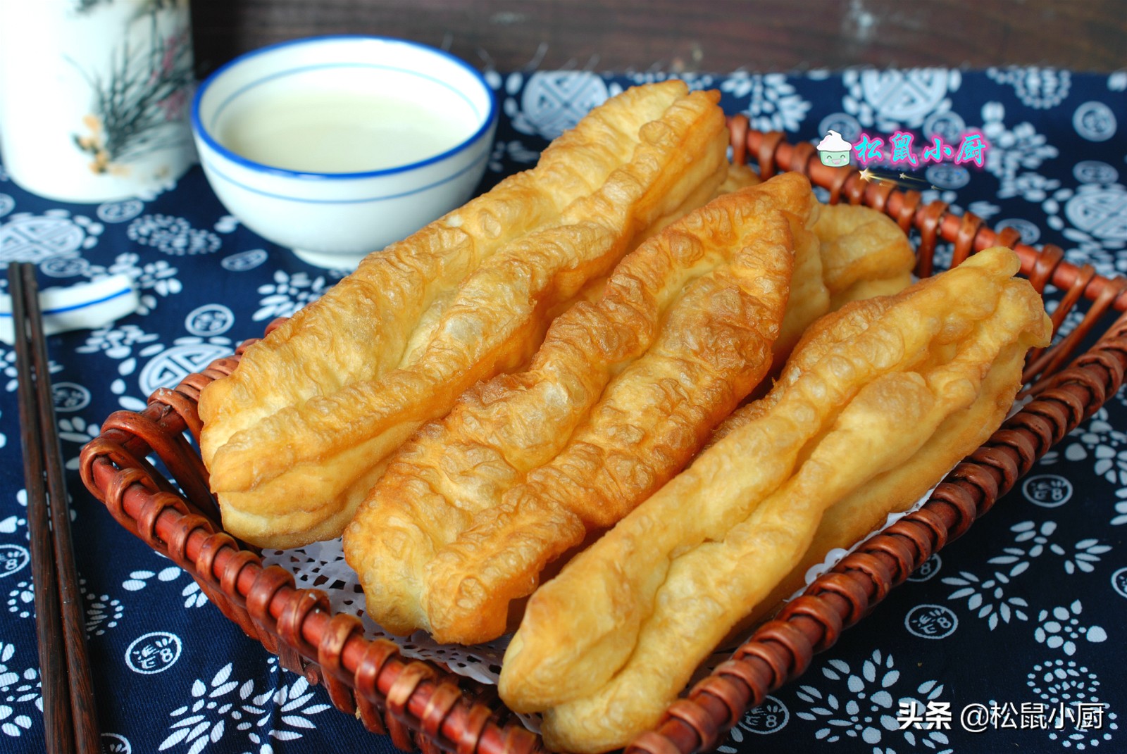 自己在家怎样用面粉炸油条好吃,普通面粉炸油条怎么炸又软又好吃