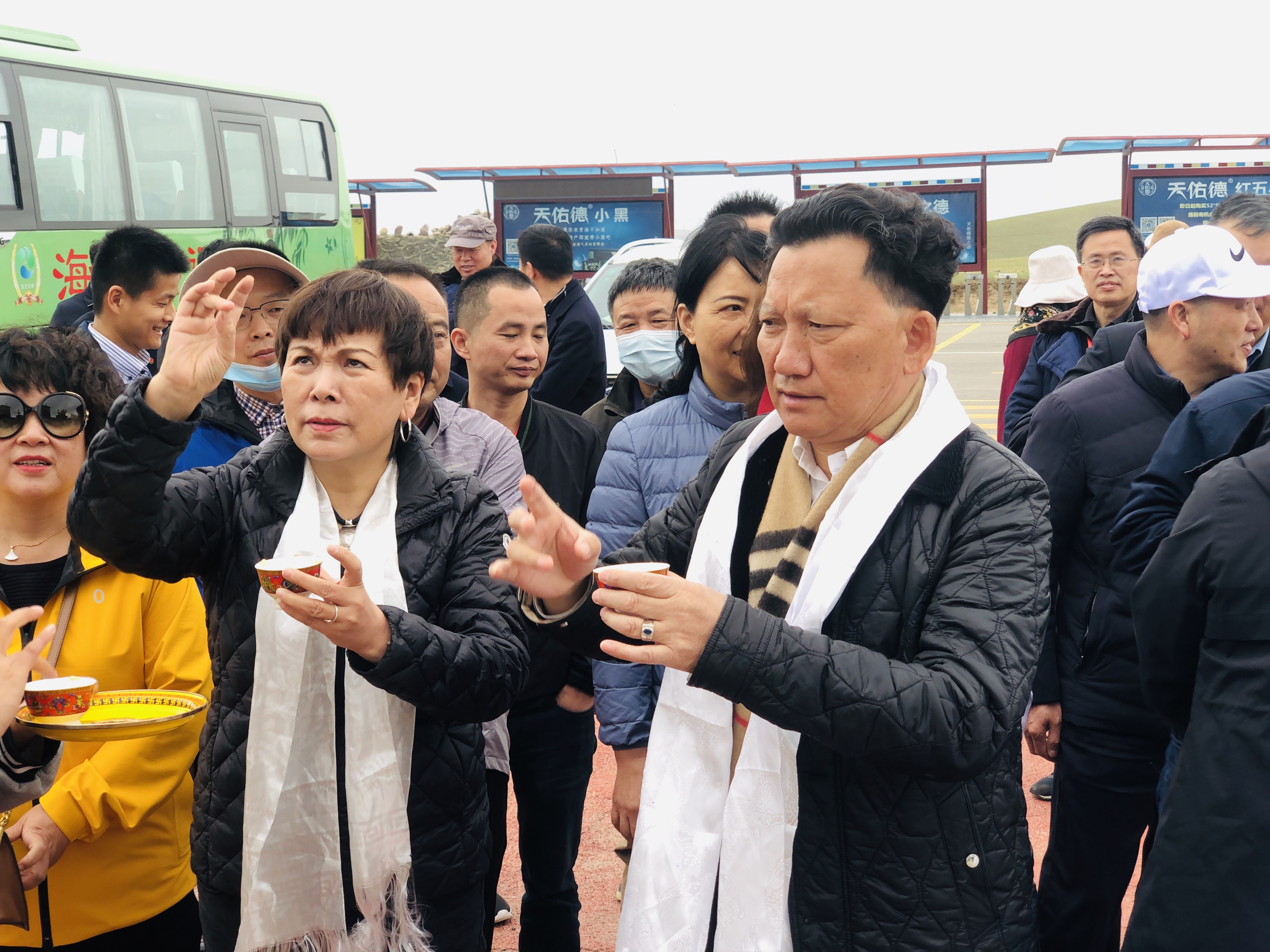 武汉市民营经济人士理想信念教育走进神秘的青海达玉部落