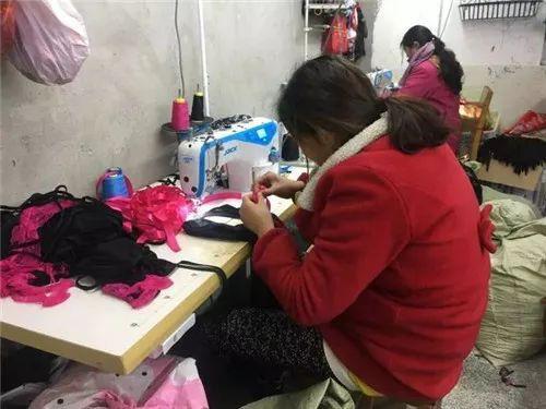 这里的情趣内衣，制作者是当地农村大妈，20秒做一条丁字裤挣一毛